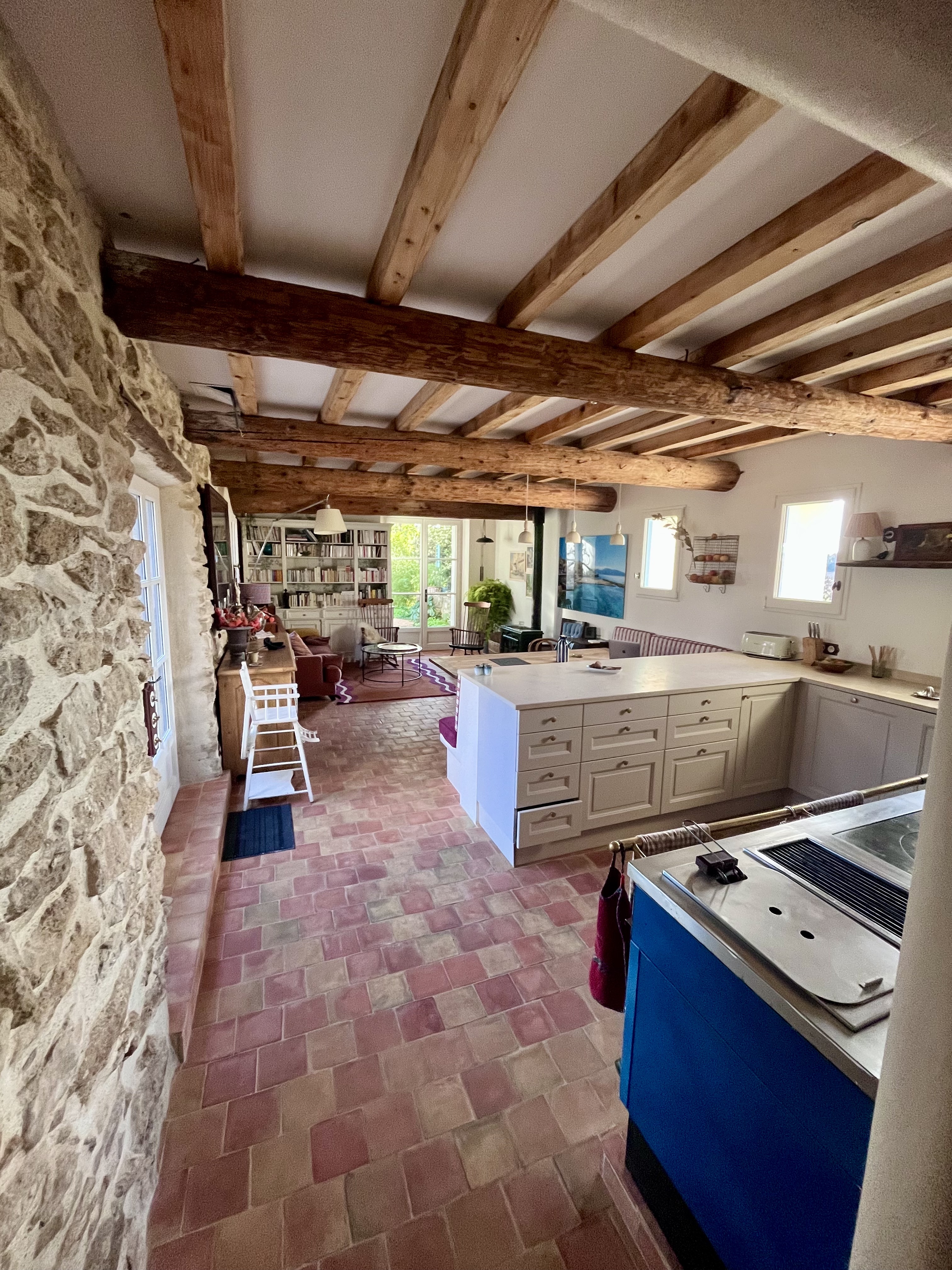 Vue du séjour avec poutres apparentes